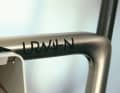 Flowing transitions characterise the frames from Urwahn. This is particularly evident on the rear triangle and, of course, on the characteristic kink in the top tube with the missing seat stays. As a layman, you wouldn't realise just how complex the work is - even by hand - to make the frame look so elegant.