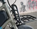 Mounted torsion-resistant on the frame: The front carrier has a load capacity of 20 kilos.