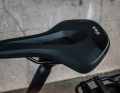 Relatively narrow and hard: the Fibron saddle is more of a sporty saddle.
