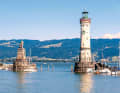 Radreise Bodensee: Der Leuchtturm im Hafen von Lindau im Südosten des Bodensees.