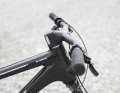 The carbon handlebar/stem unit drops steeply and is said to be 65 millimetres long. We measured a stem length of 70 millimetres.