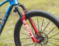 The red fork doesn’t necessarily make the Giant Cross Country Fully any faster, but the RockShox Flight Attendant electronic suspension certainly does.