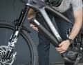 The battery can be quickly and easily folded forwards out of the down tube. Capacity: 560 watt hours.
