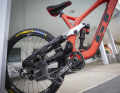 Brage wants to feel the ground, so he pumps as much air as possible into the fork and shock. "Steel spring shock absorbers simply swallow up small impacts, I don't like that at all," says "B-Rage".