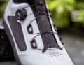 Typisches Problem: Ein Drehverschluss allein reicht meist nicht aus, um den Schuh über den gesamten Bereich exakt anzupassen.