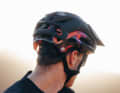 Zusätzlich verstärkt der sogenannte AURA Ring II aus Polycarbonat die Helmschale und ermöglicht die Freigabe nach E-Bike-Norm NTA-8776
