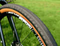 Gravel tyres are a big topic: they are available with a wide variety of profiles. Here: The so-called bald tyre with three treads.