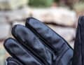 Das Kunstleder an der Innenhand ist nicht allzu griffig. Silikonprints wären zumindest an Daumen und Zeigefinger wünschenswert