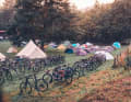Les camps Gravel réunissent beaucoup de bonnes choses : Gravel, des gens passionnés de vélo, des talks autour d'un feu de camp, du yoga et d'autres activités... et bien plus encore.