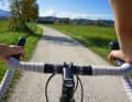 ​Die neuen Gravel-Strecken kombinieren schnelle Schotterpassagen mit ruhigen Naturwegen und richten sich an Fahrer, die sportliche Herausforderung mit Landschaftserlebnis verbinden möchten.