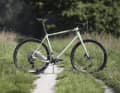 En y regardant de plus près, on peut déjà reconnaître l'une ou l'autre caractéristique unique du Pivot Vault Gravelbike.