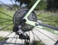 Dans notre montage de test à près de 5500 euros, le Gravelbike de Pivot mise encore sur une transmission classique à 12 vitesses. En comparaison avec les nouvelles transmissions à 13 vitesses, la cassette du Sram Force XPLR AXS est petite.