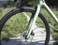 Without a thread for luggage, the carbon fork of the Pivot Vault is slim. The weight of the gravel bike is low at 8.8 kilos.