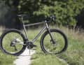 Unlike many other gravel bikes with titanium frames, the Radon Tigard doesn't just rely on classic round tubes. We tested the top model for 5999 euros.