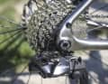 The thin lever of the electronically controlled Shimano GRX Di2 may not quite match the rest of the timeless bike. However, the shifting function is beyond reproach.