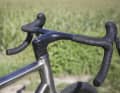 Thanks to system integration, the one-piece carbon cockpit with internal lines offers a particularly tidy look.