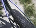 Die weit aufgestellten Sitzstreben des Salsa Cutthroat sollen den Sitzkomfort erhöhen. In den Hinterbau des Carbon- Gravelbikes passen 2,4 Zoll breite Mountainbike-Reifen.