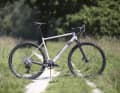 BIKE a testé le Santa Cruz Stigmata dans sa variante de vélo complet la moins chère avec fourche suspendue. Le Santa Cruz Stigmata Rival 1x Rudy AXS coûte 5299 euros.