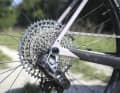 Ein funkgesteuertes Mountainbike-Schaltwerk und eine Kassette mit maximal 52 Zähnen helfen an steilen Rampen mit einem gut funktionierenden Klettergang.