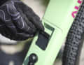 The locking system for the "boot" in the down tube of the Alutech Punk comes from Fidlock and impresses with its flawless handling.