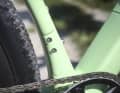 L'interface pour le montage du dérailleur arrière est joliment recouverte sur le cadre en carbone du Gravelbike d'Alutech.
