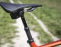 La tige de selle télescopique Rockshox Reverb XPLR AXS sur le Propain Gravelbike a une plage de réglage de 75 millimètres.