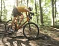 Griffe weit vorne und ein hoher Rahmen: Im Offroad-Bereich sind Gravelbikes deutlich schwerer zu kontrollieren als Mountainbike-Hardtails.