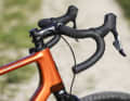 A drop bar offers many grip positions, but they are all relatively far forwards. Braking and shifting is only possible on the hoods and lower handlebars.