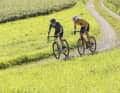 Gravel bikers want to take on the most varied terrain under their tyres and get off the ground sportily and quickly. We check in the test whether the calculation works.