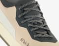 The classic lacing is designed to adapt the shoe flexibly to the foot while reducing weight and susceptibility to defects.