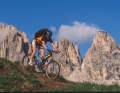 Just as Cannondale once did with the Raven, Kurt Resch also went his own way as a guide. Only more successful. Here he is performing a daredevil stunt on the Gardena Pass.