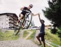 A bit of fun is a must: Torben Drach jumps, Daniel Berhe gives a high five.