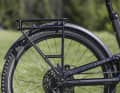 Die Komponenten, die das Rad aber auch für den Alltag und Touren tauglich machen sollen, schwächeln im MYBIKE-Test etwas. So zum Beispiel der Gepäckträger, der sich bei Zuladung zu stark verwindet.