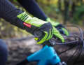 Bei Winterhandschuhen steht man vor einem Dilemma:  Richtig warme Modelle geben selten ein  direktes und angenehmes Griffgefühl. Mit dünnen Exemplaren hat man zwar das Bike besser im Griff, aber auch  schnell kalte Finger.