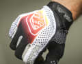 Also particularly airy: the backhand made of light and stretchy mesh material