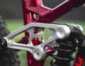 Like many frame parts, the filigree rocker comes from the CNC milling machine. Full-row ball bearings are designed to ensure high durability.