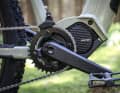 Shimanos günstiger EP6-Motor liefert volle 85 Newtonmeter und ist damit eine gute Wahl an günstigen Bikes. Auch für das 34er Kettenblatt gibt's Lob: So fallen die Gänge auch am Berg nicht zu dick aus.