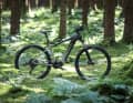 BESV TRX 1.3: Shimano EP6 // 630 Wh // 25,15 kg // 3499 Euro. Der umfanreiche Kettenstrebenschutz ist übrigens schön gelöst und in dieser Preisklasse eher selten.