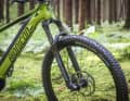 The front is fitted with a Rockshox 35 Silver air fork. The air spring makes it easy to adjust to different rider weights.