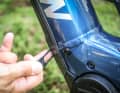 Simplicity: The lower fixing of the battery cover by means of a rubber strap does not look high-quality, but fulfils its purpose.