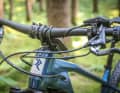 Brake and gear cables disappear classically into the frame, the tangle of LED remote cables around the handlebars could certainly have been solved better.