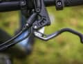 One finger is enough, the remaining four can cling to the handlebar grip - an important aspect for off-road use.