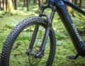 Rockshox 35 Silver TK: The air fork has been developed explicitly for e-mountainbikes with 35-millimetre stanchions and mounting devices for mudguards.