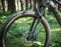 The Rockshox Recon Silver RL suspension fork with a high-quality damper cartridge is not common on affordable e-hardtails.