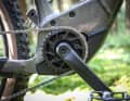 The small 32 t chainring and the large 51 t climbing sprocket of the Deore 12-speed drivetrain help to at least somewhat conceal the weakness of the Bosch Active Drive drivetrain on steep climbs