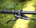 Die Hebel der Shimano MT420 fallen eher lang aus und bieten auch Platz für zwei Finger. In Sachen Bremsleistung reicht ein Finger aber völlig aus.