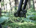 Four-piston brakes and large 200 mm discs reliably slow down the Trek.