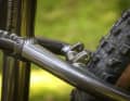 Massive threaded eyelets on the seat stay allow the mounting of robust pannier racks for everyday use.