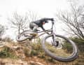 As soon as gravity pulls sufficiently on the Privateer on the downhill, it breaks downhill like an avalanche. The combination of the super-high front end, the long reach and the generous chainstays is beyond reproach.