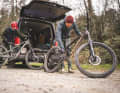 Due to the robust frame construction, paired with fat enduro tyres and mid-range components, both bikes suffer from excess weight - especially the Privateer.